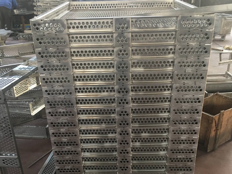 殺 菌鍋?zhàn)詣踊魉€不銹鋼擺盤